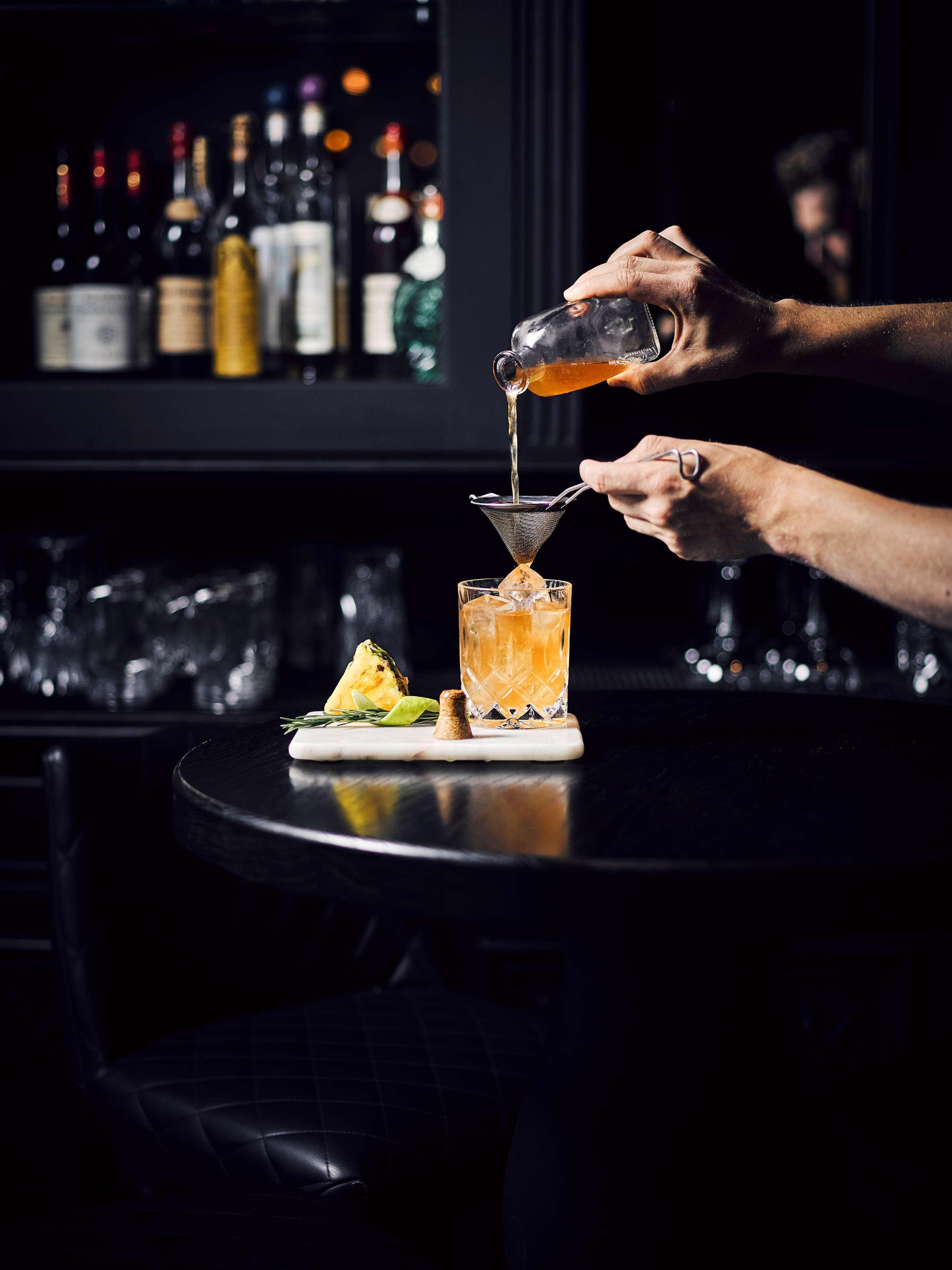 Andaz Amsterdam, Prinsengracht, By Hyatt Exterior foto A bartender preparing a cocktail