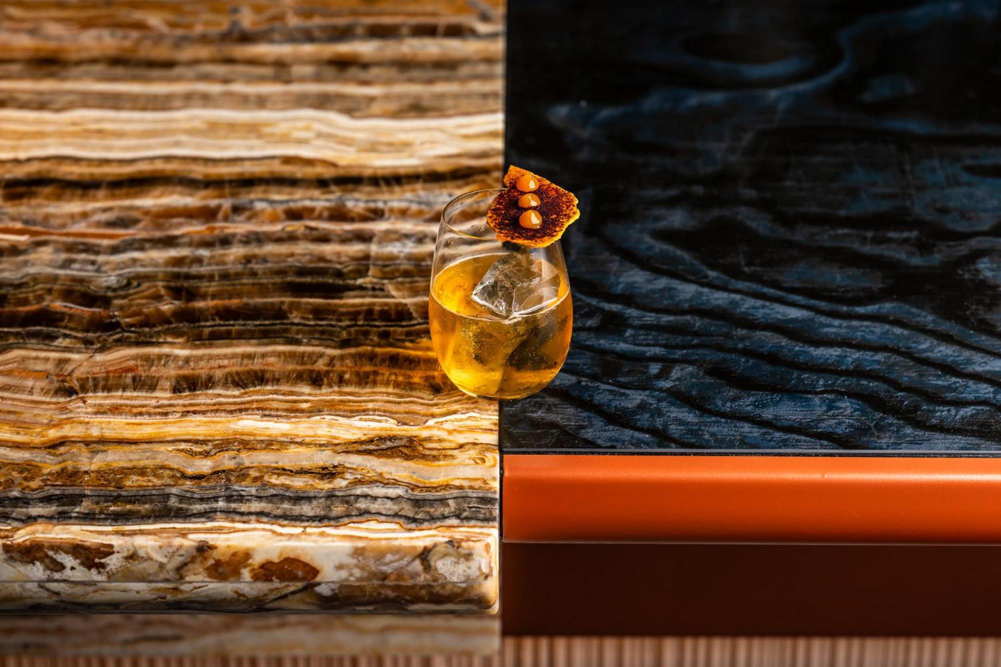 Andaz Amsterdam, Prinsengracht, By Hyatt Exterior foto A glass of Old Fashioned