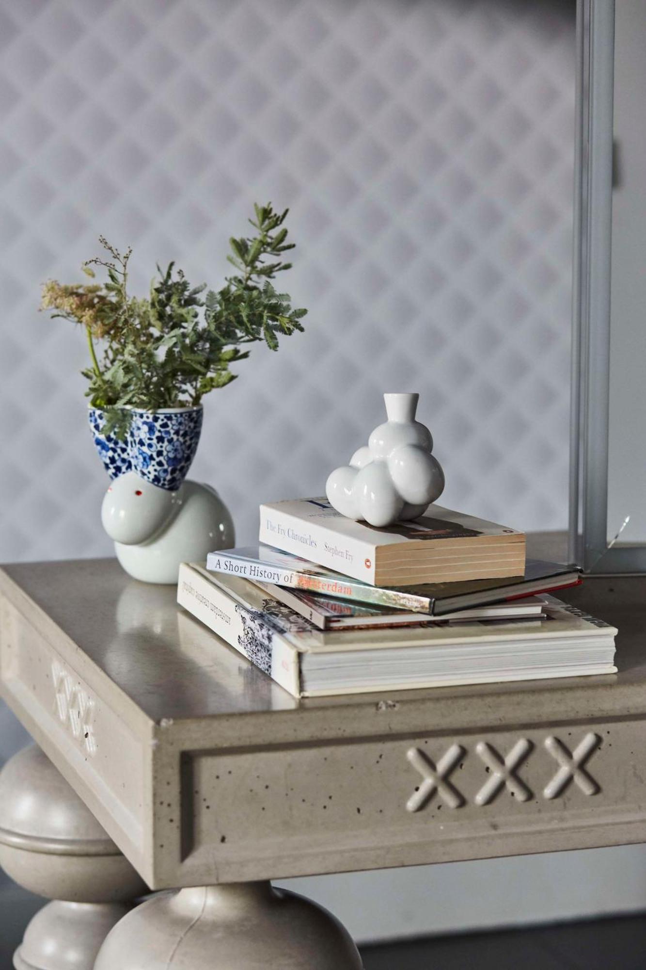 Andaz Amsterdam, Prinsengracht, By Hyatt Exterior foto A vase and a stack of books